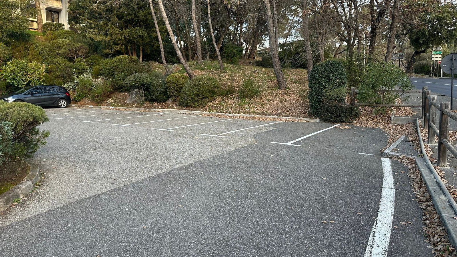 Parkings privés réservés aux patients (à côté du bâtiment)